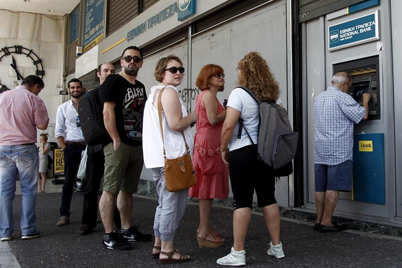  The ECB reduces the credit ceiling to Greek banks by improving liquidity