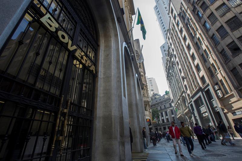  Latin American stocks close mixed after heavy Wall Street losses