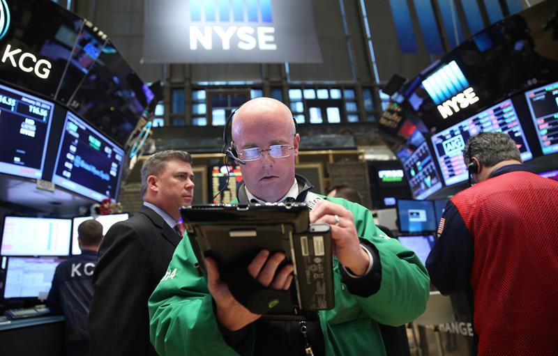  Wall Street opens to the downside and the Dow Jones yields 0.09%